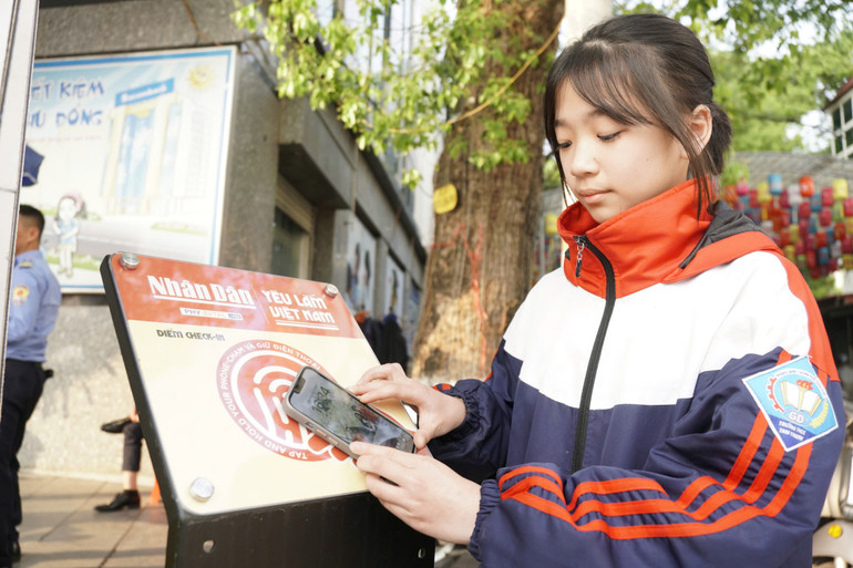 Em Đàm Khánh Ly, học sinh trường trung học cơ sở Tam Thanh, thành phố Lạng Sơn trải nghiệm tại trạm tương tác thông minh của dự án. Em Đàm Khánh Ly, học sinh trường trung học cơ sở Tam Thanh, thành phố Lạng Sơn trải nghiệm tại trạm tương tác thông minh của dự án.