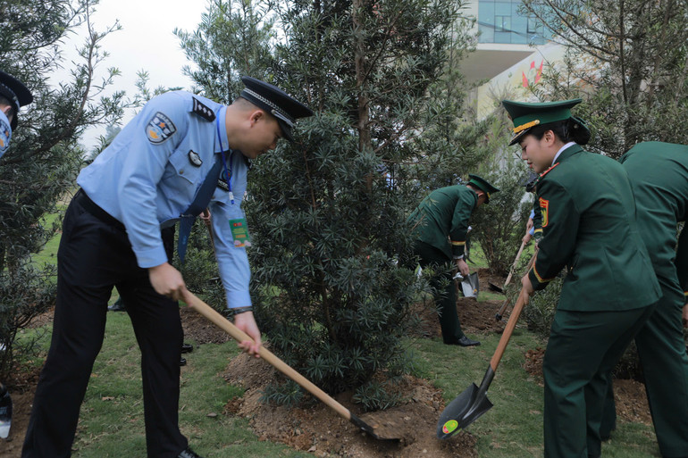 Đại biểu hai nước trồng cây hữu nghị thanh niên tại Cửa khẩu quốc tế Hữu Nghị. Đại biểu hai nước trồng cây hữu nghị thanh niên tại Cửa khẩu quốc tế Hữu Nghị.