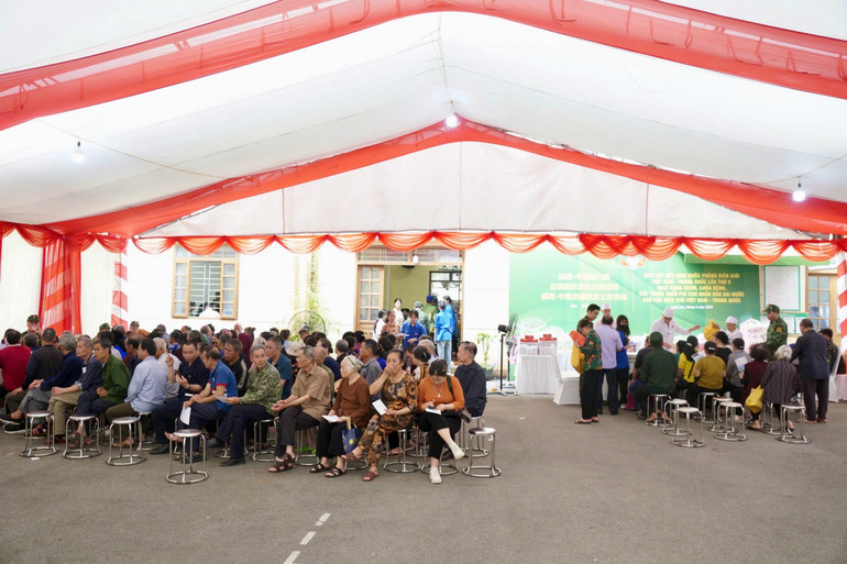 Hoạt động đã thu hút rất nhiều người dân trong khu vực tới khám chữa bệnh. Hoạt động đã thu hút rất nhiều người dân trong khu vực tới khám chữa bệnh.