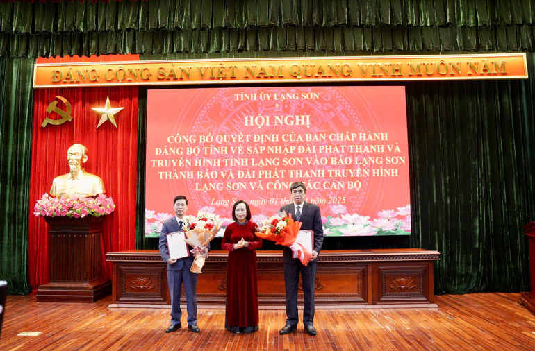 Công bố các quyết định về việc nghỉ hưu trước tuổi đối với các đồng chí Tỉnh ủy viên.