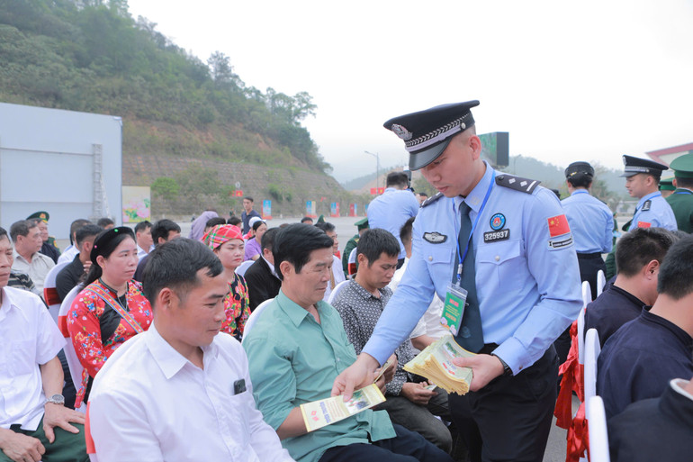 Cán bộ trẻ Tổng trạm Kiểm tra Biên phòng xuất nhập cảnh Quảng Tây (Trung Quốc) phát tờ rơi cho nhân dân biên giới. Cán bộ trẻ Tổng trạm Kiểm tra Biên phòng xuất nhập cảnh Quảng Tây (Trung Quốc) phát tờ rơi cho nhân dân biên giới.