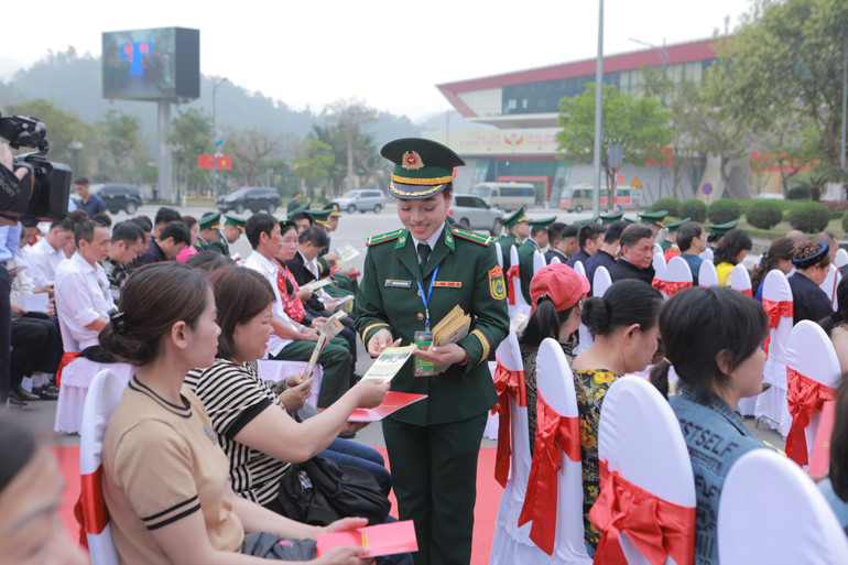 Nữ sĩ quan trẻ Bộ đội Biên phòng Lạng Sơn phát tờ rơi tuyên truyền pháp luật cho bà con nhân dân biên giới. Nữ sĩ quan trẻ Bộ đội Biên phòng Lạng Sơn phát tờ rơi tuyên truyền pháp luật cho bà con nhân dân biên giới.