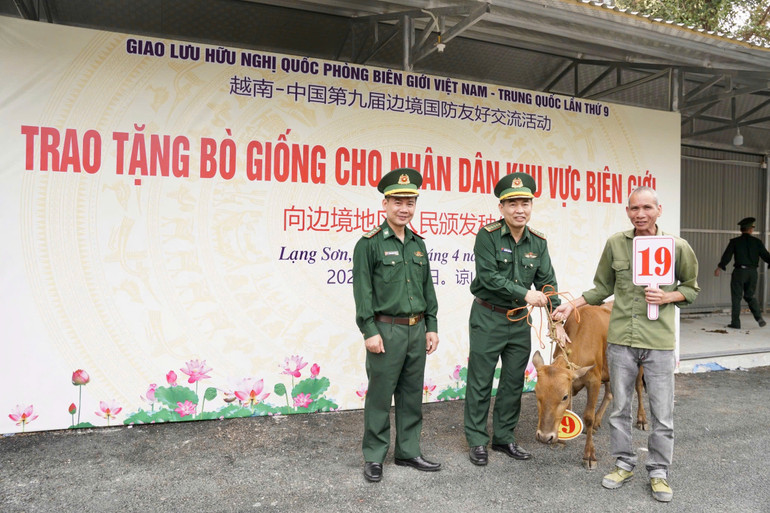 Đại tá Nguyễn Thanh Hải, Phó Chủ nhiệm Chính trị, Bộ đội Biên phòng và Thượng tá Ninh Xuân Trọng, Chủ nhiệm chính trị, Bộ đội Biên phòng Lạng Sơn, trao tặng bò giống cho người dân.