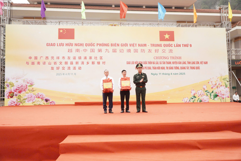 Trung tướng Nguyễn Anh Tuấn, Bí thư Đảng ủy, Chính ủy Bộ đội Biên phòng tặng quà đại diện chính quyền và nhân dân hai bên biên giới. Trung tướng Nguyễn Anh Tuấn, Bí thư Đảng ủy, Chính ủy Bộ đội Biên phòng tặng quà đại diện chính quyền và nhân dân hai bên biên giới.