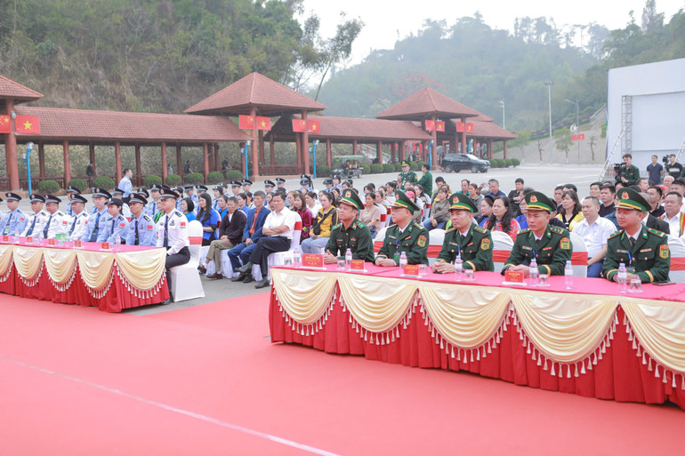 Các đại biểu dự chương trình tuyên truyền phổ biến pháp luật cho nhân dân biên giới. Các đại biểu dự chương trình tuyên truyền phổ biến pháp luật cho nhân dân biên giới.