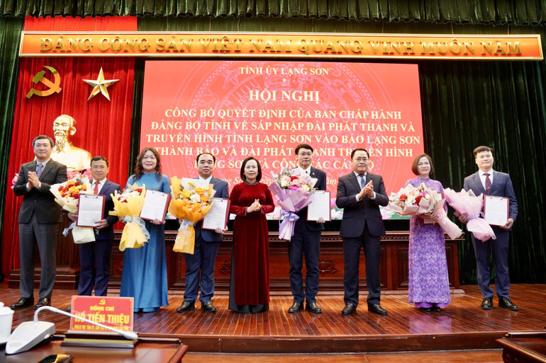 Ban lãnh đạo Báo và Đài Phát thanh Truyền hình Lạng Sơn nhận quyết định và hoa từ Lãnh đạo Tỉnh ủy Lạng Sơn.