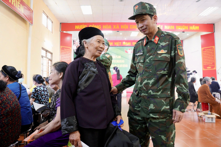 Đại tá, Tiến sĩ Lưu Trường Thanh Hưng, Phó Giám đốc Viện Y học cổ truyền Quân đội, thăm hỏi người dân tới khám bệnh. Đại tá, Tiến sĩ Lưu Trường Thanh Hưng, Phó Giám đốc Viện Y học cổ truyền Quân đội, thăm hỏi người dân tới khám bệnh.