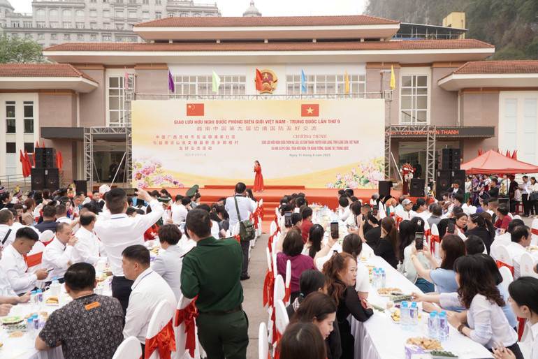 Quang cảnh chương trình giao lưu hữu nghị. Quang cảnh chương trình giao lưu hữu nghị.