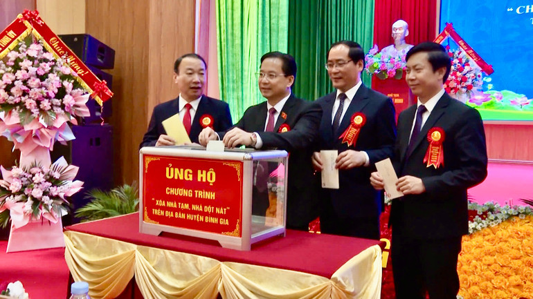 Các đồng chí lãnh đạo tỉnh Lạng Sơn tham gia ủng hộ chương trình "chung tay xóa nhà tạm, nhà dột nát" tại huyện Bình Gia. Các đồng chí lãnh đạo tỉnh Lạng Sơn tham gia ủng hộ chương trình "chung tay xóa nhà tạm, nhà dột nát" tại huyện Bình Gia.