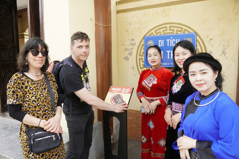 Anh Jean-Denis Dieras, du khách tới từ Cộng hòa Pháp thích thú thú trải nghiệm trạm tương tác thông minh tại khu danh thắng chùa Tam Thanh. Anh Jean-Denis Dieras, du khách tới từ Cộng hòa Pháp thích thú thú trải nghiệm trạm tương tác thông minh tại khu danh thắng chùa Tam Thanh.