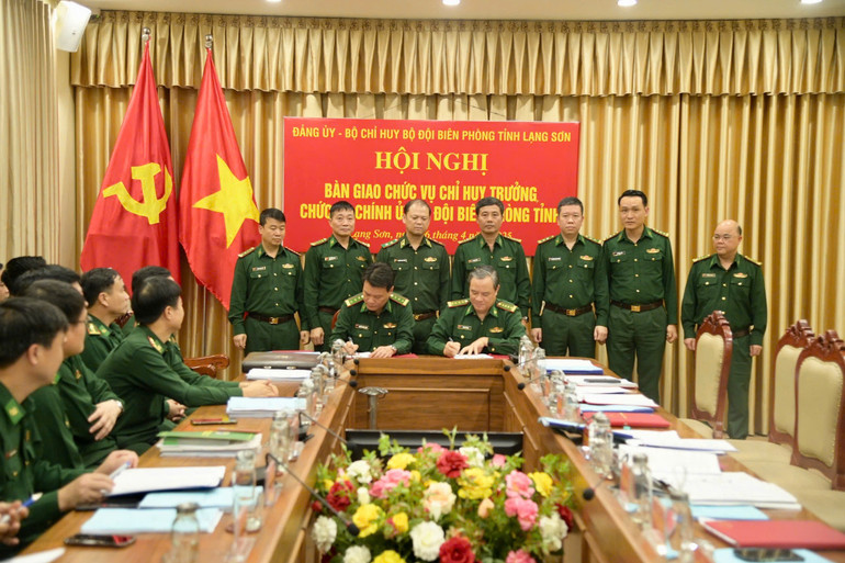 Các đồng chí Chính ủy, nguyên Chính ủy Bộ đội Biên phòng Lạng Sơn ký quyết định bàn giao.