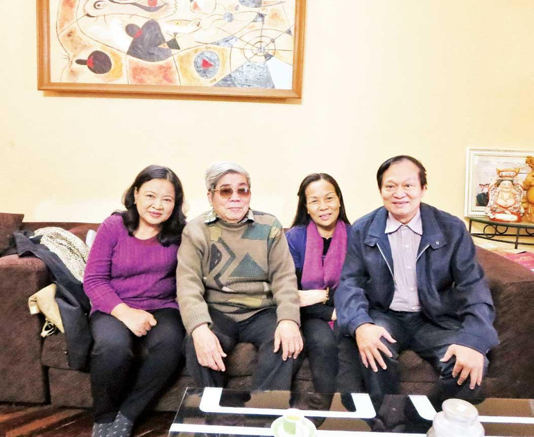 Nhóm cựu SV K17, Khoa Ngữ văn chúc mừng thầy Hà Minh Đức nhân Ngày 20/11.