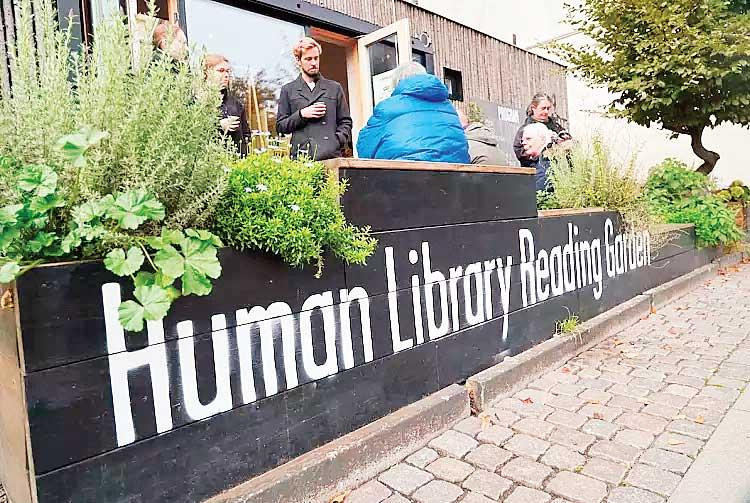 Thư viện con người tại Đan Mạch. Ảnh | HUMAN LIBRARY