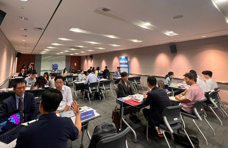 Các doanh nghiệp số Việt Nam-Hàn Quốc thương thảo để ký kết bản ghi nhớ và hợp đồng. Các doanh nghiệp số Việt Nam-Hàn Quốc thương thảo để ký kết bản ghi nhớ và hợp đồng.