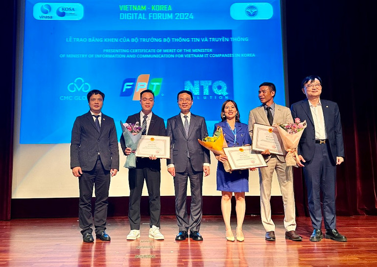 3 doanh nghiệp số Việt Nam tiên phong mở văn phòng đại diện tại Hàn Quốc được Bộ trưởng Thông tin và Truyền thông Nguyễn Mạnh Hùng trao tặng bằng khen. 3 doanh nghiệp số Việt Nam tiên phong mở văn phòng đại diện tại Hàn Quốc được Bộ trưởng Thông tin và Truyền thông Nguyễn Mạnh Hùng trao tặng bằng khen.