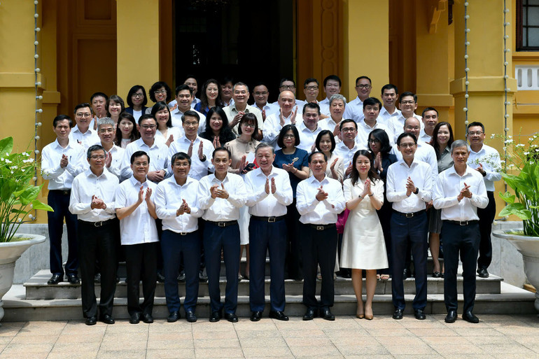 Tổng Bí thư, Chủ tịch nước Tô Lâm với Ban Cán sự Đảng Bộ Ngoại giao và các đại biểu. (Ảnh: ĐĂNG KHOA)