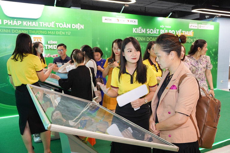 Khách tham dự tìm hiểu cách nộp thuế trực tuyến.