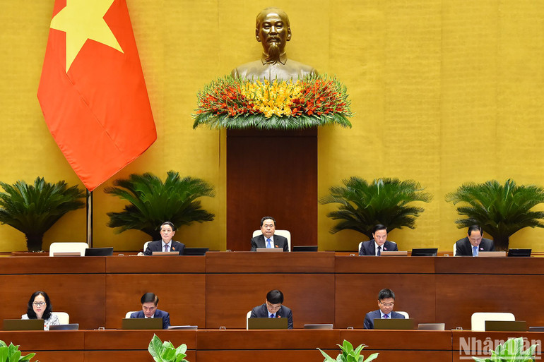 Chủ tịch Quốc hội Trần Thanh Mẫn và các Phó Chủ tịch Quốc hội dự phiên thảo luận về một số nội dung còn ý kiến khác nhau của dự thảo Luật sửa đổi, bổ sung một số điều của Luật Đấu giá tài sản.