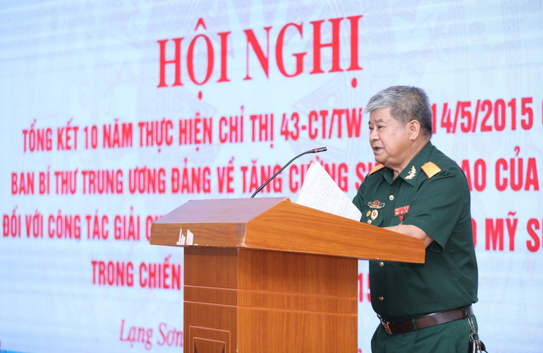 Ông Vũ Văn Xuân, đại diện cho các nạn nhân chất độc da cam tỉnh Lạng Sơn xúc động phát biểu tại Hội nghị. (Ảnh: ANH TUẤN) Ông Vũ Văn Xuân, đại diện cho các nạn nhân chất độc da cam tỉnh Lạng Sơn xúc động phát biểu tại Hội nghị. (Ảnh: ANH TUẤN)