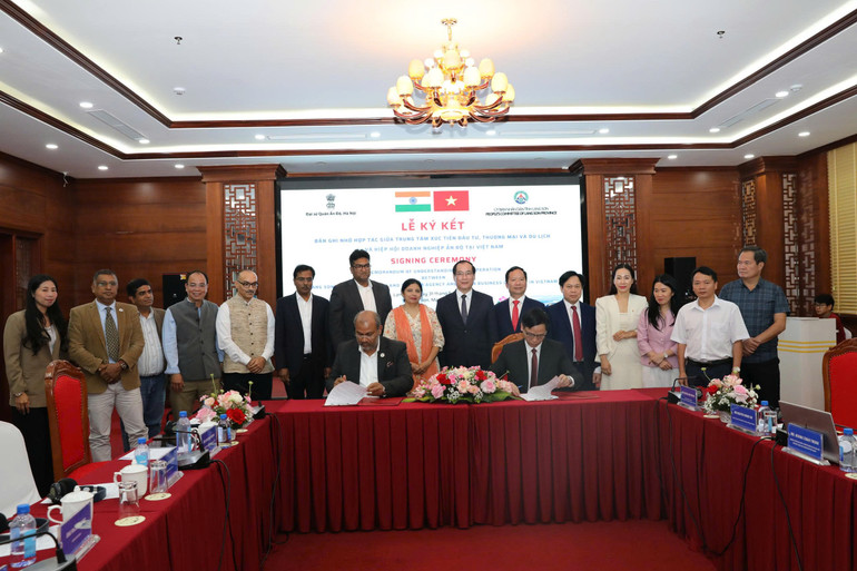 Ký kết biên bản ghi nhớ hợp tác phát triển đầu tư, thương mại và du lịch giữa Trung tâm Xúc tiến đầu tư, thương mại và du lịch tỉnh Lạng Sơn và Hiệp hội Doanh nghiệp Ấn Độ tại Việt Nam. (Ảnh: Quốc Đạt) Ký kết biên bản ghi nhớ hợp tác phát triển đầu tư, thương mại và du lịch giữa Trung tâm Xúc tiến đầu tư, thương mại và du lịch tỉnh Lạng Sơn và Hiệp hội Doanh nghiệp Ấn Độ tại Việt Nam. (Ảnh: Quốc Đạt)