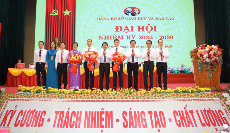 Ban Chấp hành Đảng bộ Sở Giáo dục và Đào tạo Lạng Sơn nhiệm kỳ 2025-2030 ra mắt đại hội.