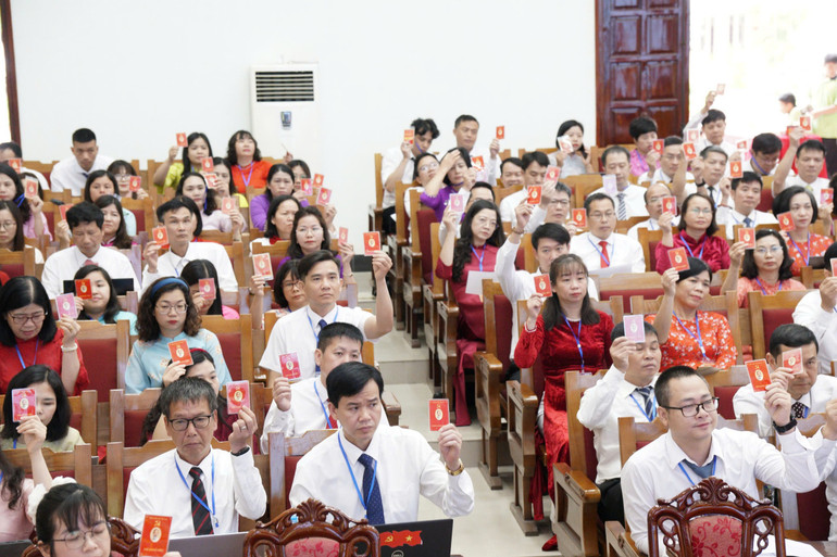 Các đại biểu biểu quyết tại đại hội. Các đại biểu biểu quyết tại đại hội.