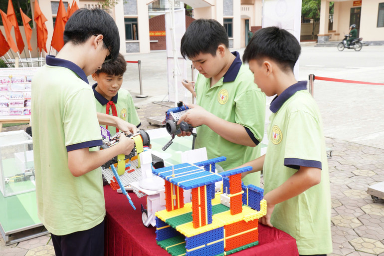 Các học sinh Trường trung học cơ sở Hoàng Văn Thụ thử nghiệm các mô hình robot. Các học sinh Trường trung học cơ sở Hoàng Văn Thụ thử nghiệm các mô hình robot.