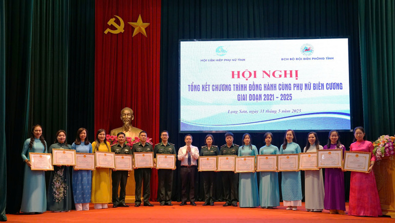 Phó Chủ tịch Ủy ban nhân dân tỉnh Lạng Sơn Đoàn Thanh Sơn trao Bằng khen cho các cá nhân và tập thể xuất sắc của chương trình. (Ảnh: QUỐC ĐẠT)