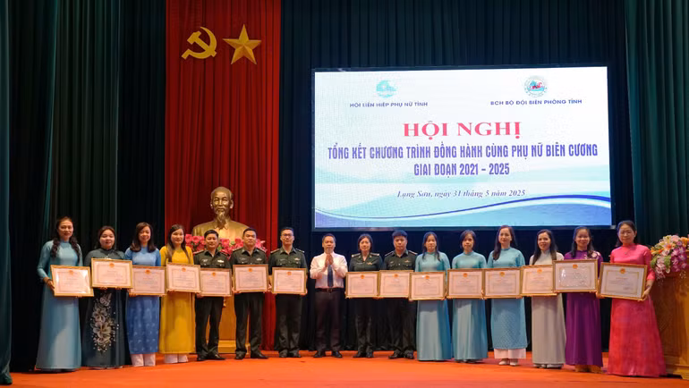 Phó Chủ tịch Ủy ban nhân dân tỉnh Lạng Sơn Đoàn Thanh Sơn trao Bằng khen cho các cá nhân và tập thể xuất sắc của chương trình. (Ảnh: QUỐC ĐẠT) Phó Chủ tịch Ủy ban nhân dân tỉnh Lạng Sơn Đoàn Thanh Sơn trao Bằng khen cho các cá nhân và tập thể xuất sắc của chương trình. (Ảnh: QUỐC ĐẠT)