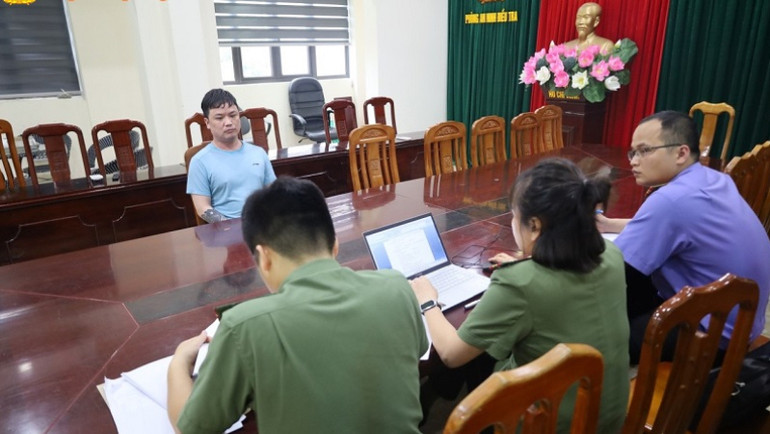 Đối tượng Lê Việt Hùng tại Cơ quan Công an. (Ảnh do Công an tỉnh Lạng Sơn cung cấp)