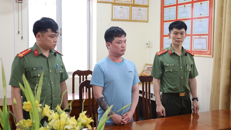 Đối tượng Lê Việt Hùng (ở giữa). (Ảnh do Công an tỉnh Lạng Sơn cung cấp)