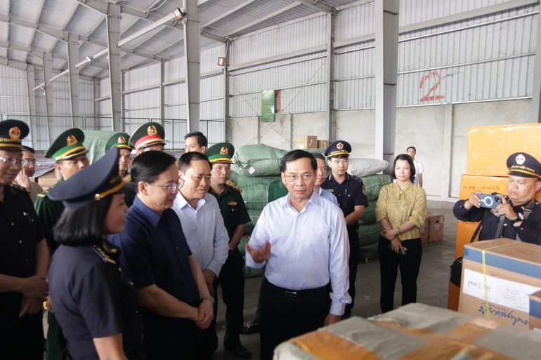 Đoàn công tác kiểm tra kho hàng tại khu vực Cửa khẩu quốc tế Hữu Nghị. Đoàn công tác kiểm tra kho hàng tại khu vực Cửa khẩu quốc tế Hữu Nghị.