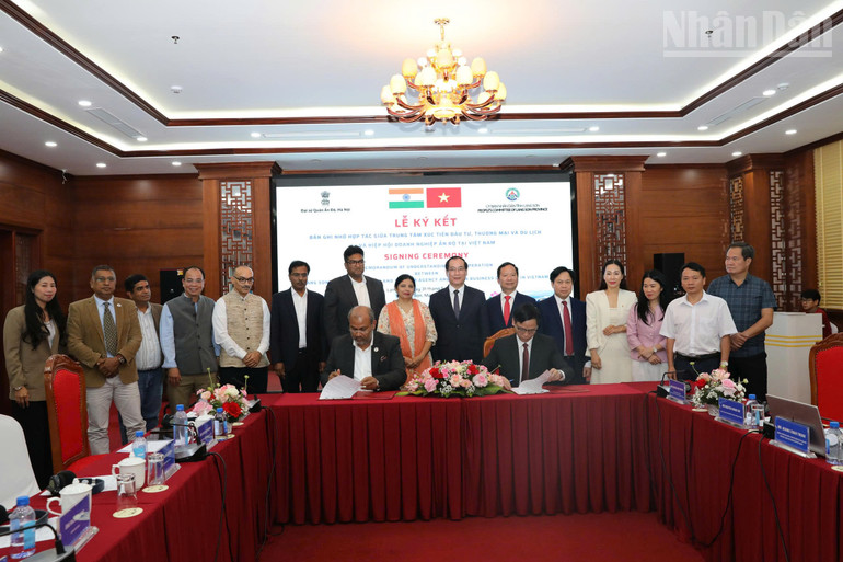 ランソン省投資・貿易・観光促進センターとベトナムインドビジネス協会との間で、投資・貿易・観光開発における協力に関する覚書が締結された。(写真:クオック・ダット) Ký kết biên bản ghi nhớ hợp tác phát triển đầu tư, thương mại và du lịch giữa Trung tâm Xúc tiến đầu tư, thương mại và du lịch tỉnh Lạng Sơn và Hiệp hội Doanh nghiệp Ấn Độ tại Việt Nam. (Ảnh: Quốc Đạt)
