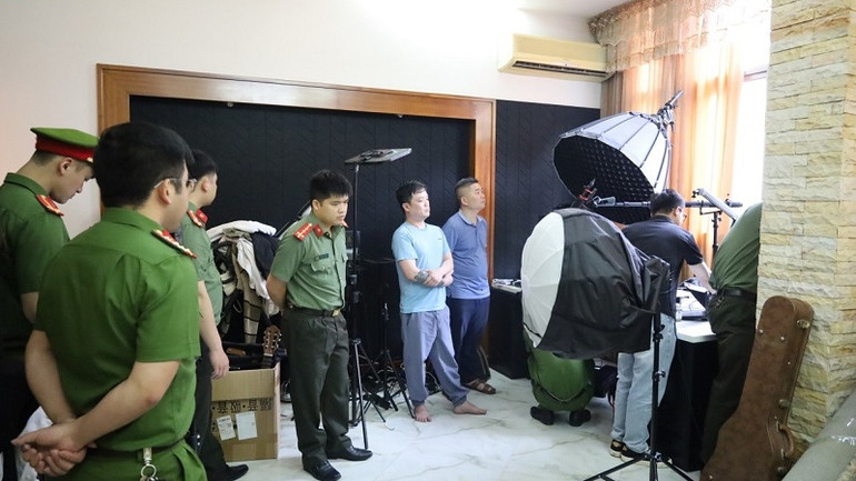 Lực lượng Công an khám xét khẩn cấp chỗ ở đối với đối tượng Lê Việt Hùng. (Ảnh do Công an tỉnh Lạng Sơn cung cấp)