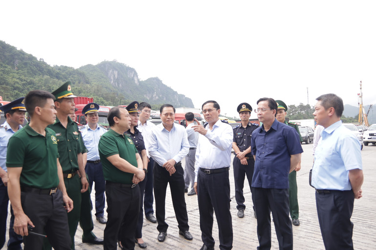 Phó Thủ tướng Bùi Thanh Sơn kiểm tra tại khu vực bãi xe của Công ty Xuân Cương. Phó Thủ tướng Bùi Thanh Sơn kiểm tra tại khu vực bãi xe của Công ty Xuân Cương.