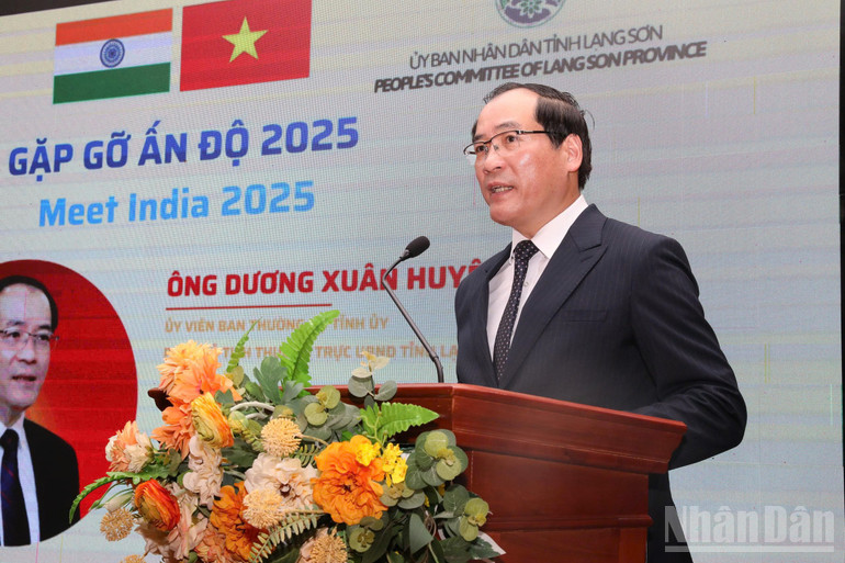 ランソン省人民委員会常任副委員長が会議で演説する。(写真:クオック・ダット) Phó Chủ tịch Thường trực Ủy ban nhân dân tỉnh Lạng Sơn phát biểu tại Hội nghị. (Ảnh: Quốc Đạt)