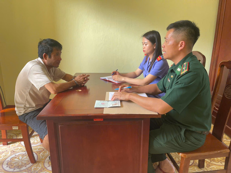 Đồn Biên phòng Cửa khẩu quốc tế Hữu Nghị, Bộ đội Biên phòng Lạng Sơn tổ chức lấy lời khai đối tượng Võ Hiền Sĩ. Đồn Biên phòng Cửa khẩu quốc tế Hữu Nghị, Bộ đội Biên phòng Lạng Sơn tổ chức lấy lời khai đối tượng Võ Hiền Sĩ.