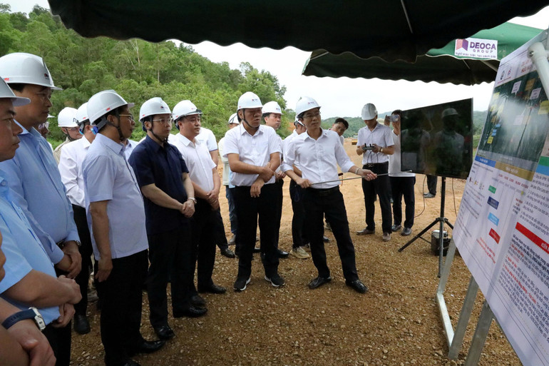 Phó Thủ tướng Bùi Thanh Sơn cùng đoàn công tác lắng nghe đơn vị thi công trao đổi về dự án cao tốc Đồng Đăng (Lạng Sơn)-Trà Lĩnh (Cao Bằng).