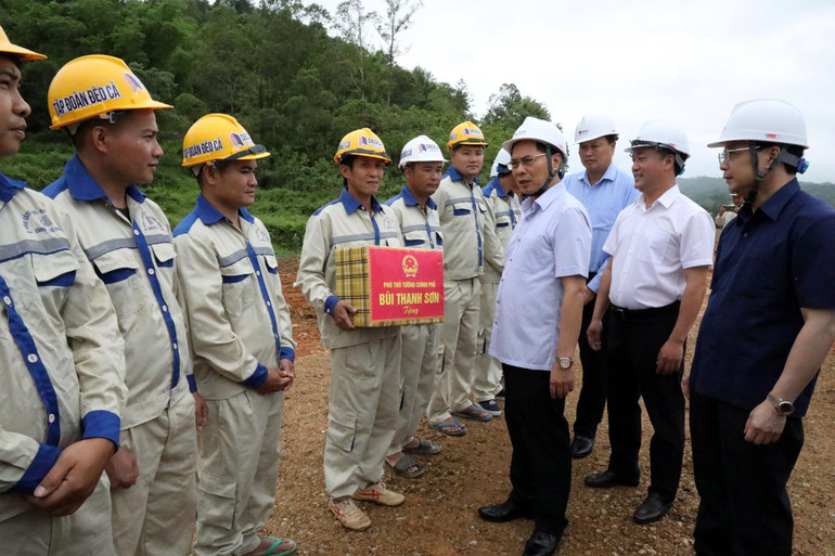 Phó Thủ tướng Bùi Thanh Sơn tặng quà cho các đơn vị thi công.