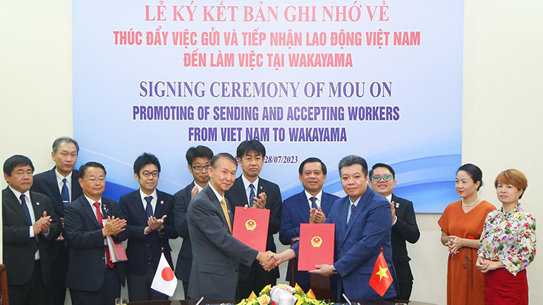 Thứ trưởng Nguyễn Bá Hoan chứng kiến lễ ký kết Bản ghi nhớ hợp tác khung pháp lý cơ bản giữa Cục Quản lý lao động ngoài nước và tỉnh Wakayama. (Ảnh: Molisa)