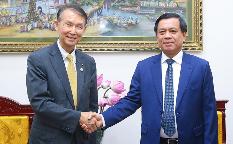 Thứ trưởng Nguyễn Bá Hoan và ông Kishimoto Shuhei - Thống đốc tỉnh Wakayama, Nhật Bản. (Ảnh: Molisa)