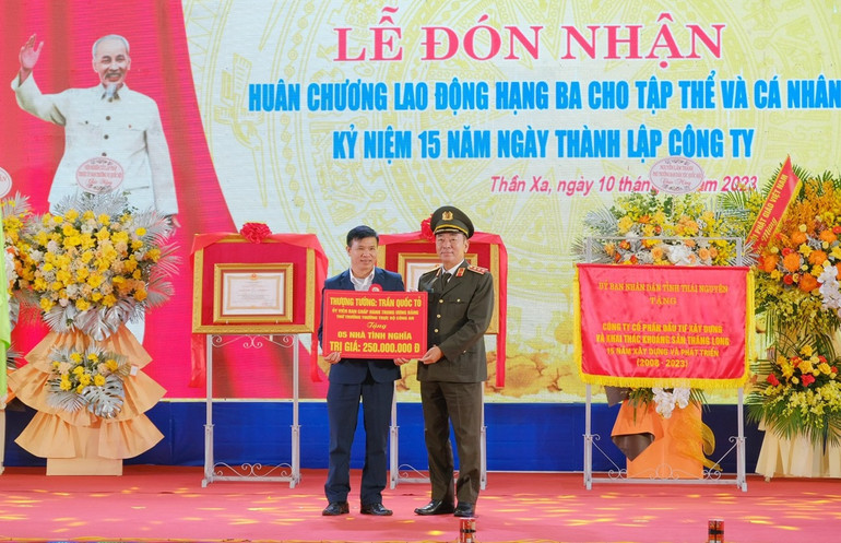 Công ty cổ phần Đầu tư xây dựng và Khai thác khoáng sản Thăng Long tặng 5 nhà tình nghĩa cho hộ nghèo.