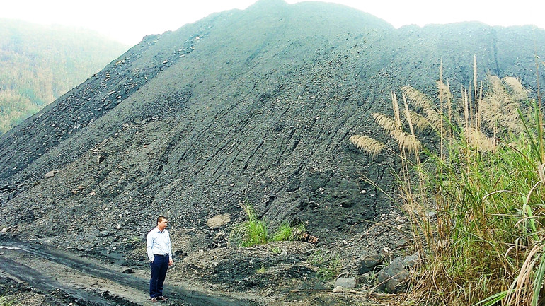 Hơn 100 nghìn tấn xít than sau sàng tuyển đang lưu trữ tại Mỏ than Phấn Mễ có nguy cơ ô nhiễm môi trường.