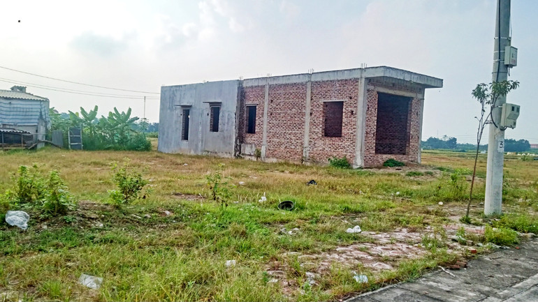 Nhiều lô đất bỏ hoang do chính quyền địa phương chậm phê duyệt danh sách các hộ đủ tiêu chuẩn, điều kiện đến khu tái định cư Tân Phú.