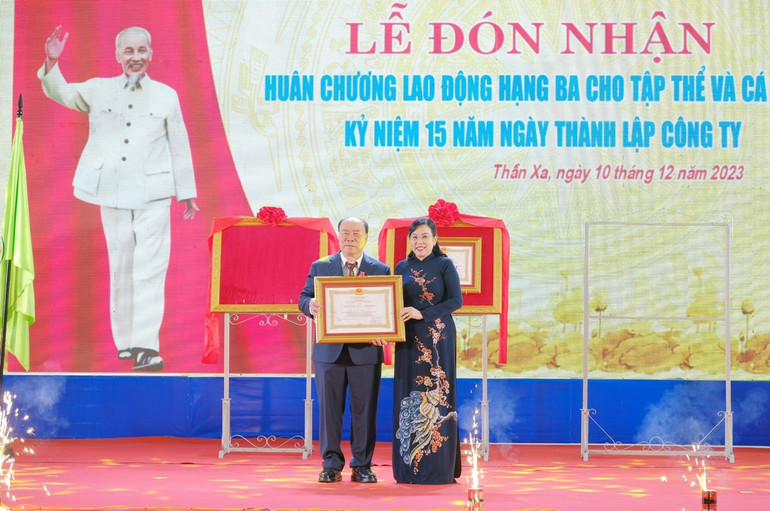 Bí thư Tỉnh ủy Thái Nguyên Nguyễn Thanh Hải được ủy quyền trao Huân Chương Lao động hạng Ba tặng ông Nguyễn Huy Quý, Chủ tịch Hội đồng quản trị, Tổng Giám đốc Công ty.