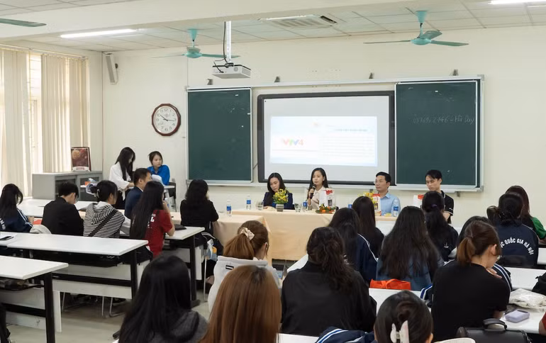 Một kênh truyền hình lớn tuyển dụng trực tiếp ngay tại Ngày hội việc làm thu hút sự quan tâm của đông đảo sinh viên ngành xã hội. Một kênh truyền hình lớn tuyển dụng trực tiếp ngay tại Ngày hội việc làm thu hút sự quan tâm của đông đảo sinh viên ngành xã hội.