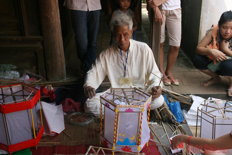 Nghệ nhân Nguyễn Văn Quyền hướng dẫn các bạn nhỏ làm đèn kéo quân. Trung thu và di sản tinh thần -0