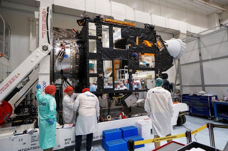 Các kỹ sư thực hiện kiểm tra vệ tinh MTG-I1 mới của châu Âu được thiết kế để cải thiện dự báo thời tiết tại nhà máy Thales Alenia Space ở Cannes, Pháp ngày 7/9. Ảnh: REUTERS.