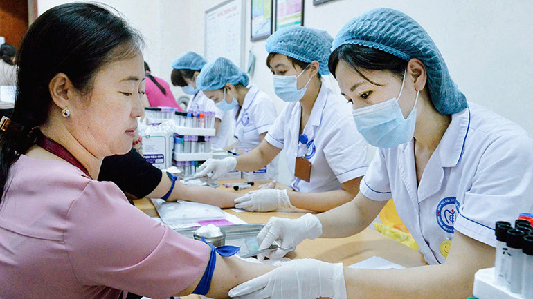Lấy máu để xét nghiệm đường huyết tại Bệnh viện Nội tiết Trung ương.