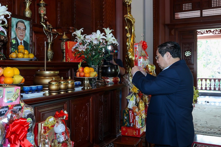 Thủ tướng Phạm Minh Chính dâng hương cố Thủ tướng Phan Văn Khải. Thủ tướng Phạm Minh Chính dâng hương cố Thủ tướng Phan Văn Khải.